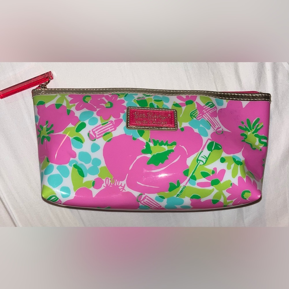 - Estée Lauder Lilly Pulitzer makeup bag